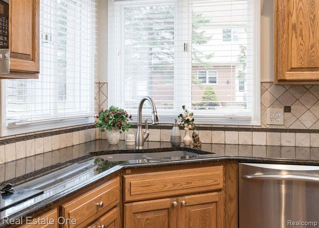 54035 Scarboro Way, Shelby Twp, MI 48316