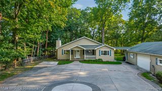 4241 S Shore Street, Waterford, MI 48328