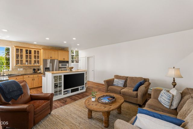 1158 NW Redfield Circle, Bend, OR 97703