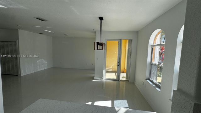 10012 NW 7th St 112, Miami, FL 33172