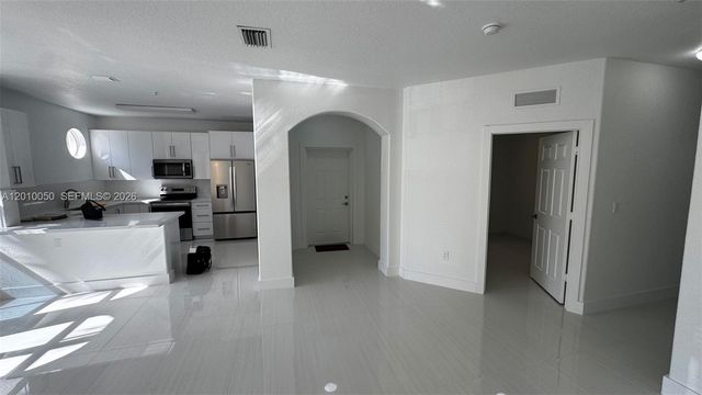 10012 NW 7th St 112, Miami, FL 33172