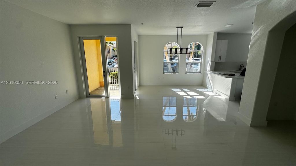 10012 NW 7th St 112, Miami, FL 33172