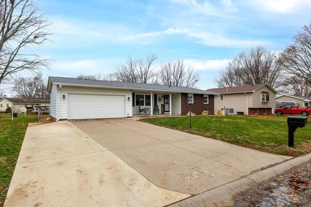 121 Park Lane Circle, Eldridge, IA 52748