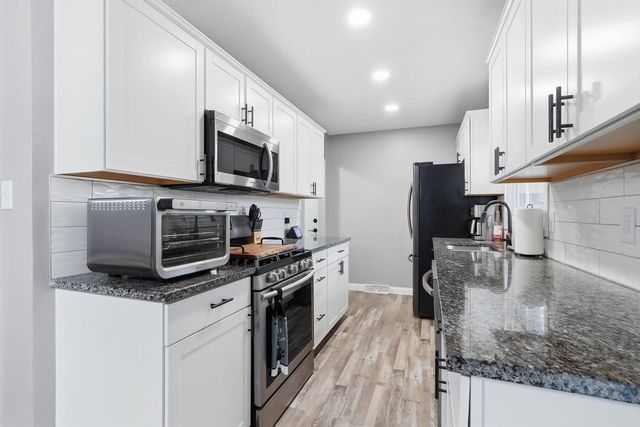 121 Park Lane Circle, Eldridge, IA 52748