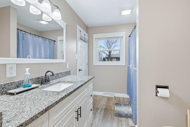 121 Park Lane Circle, Eldridge, IA 52748