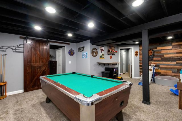 121 Park Lane Circle, Eldridge, IA 52748