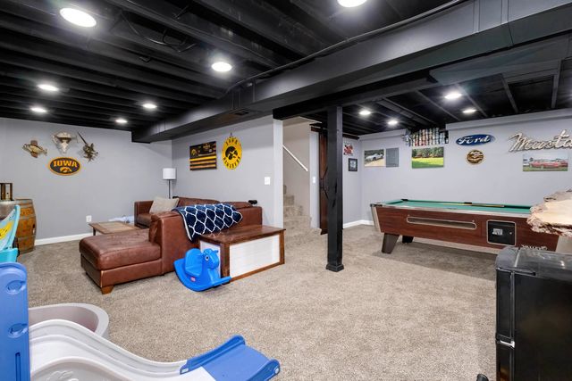 121 Park Lane Circle, Eldridge, IA 52748
