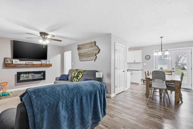 121 Park Lane Circle, Eldridge, IA 52748