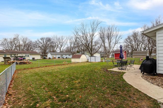 121 Park Lane Circle, Eldridge, IA 52748