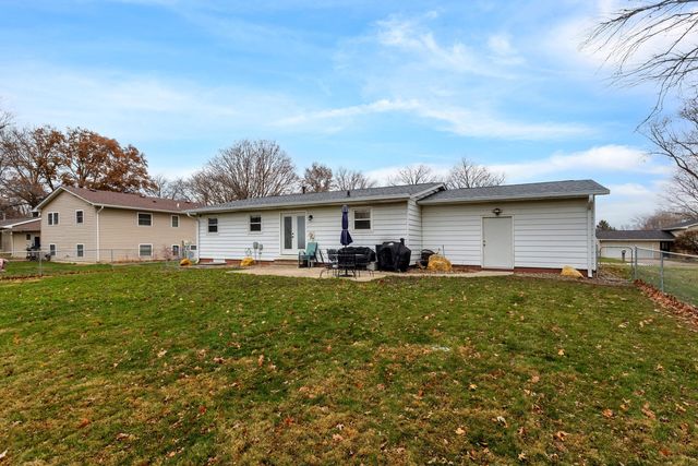 121 Park Lane Circle, Eldridge, IA 52748