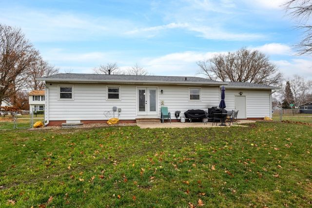 121 Park Lane Circle, Eldridge, IA 52748
