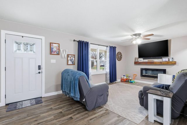 121 Park Lane Circle, Eldridge, IA 52748