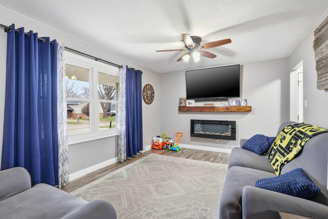 121 Park Lane Circle, Eldridge, IA 52748