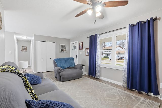 121 Park Lane Circle, Eldridge, IA 52748