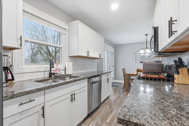 121 Park Lane Circle, Eldridge, IA 52748