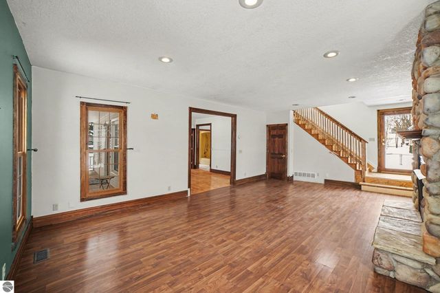 105 N 4th Street, Shepherd, MI 48883