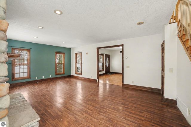 105 N 4th Street, Shepherd, MI 48883