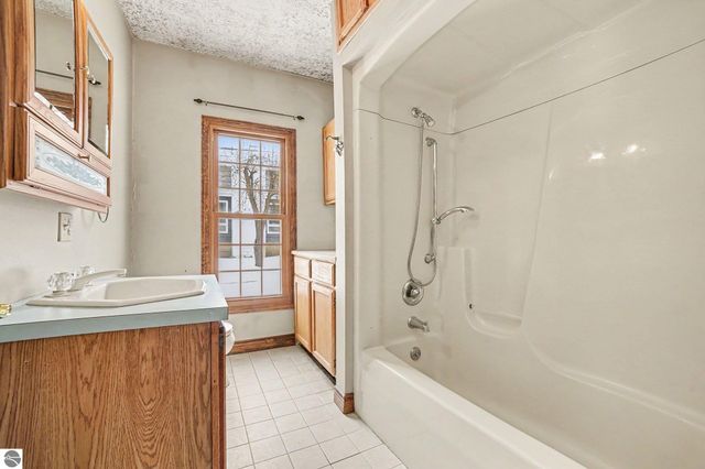 105 N 4th Street, Shepherd, MI 48883