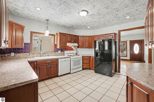 105 N 4th Street, Shepherd, MI 48883