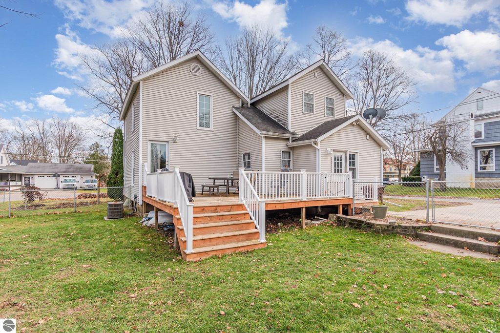 Image 2 of property listing at 105 N 4th Street, Shepherd, MI 48883