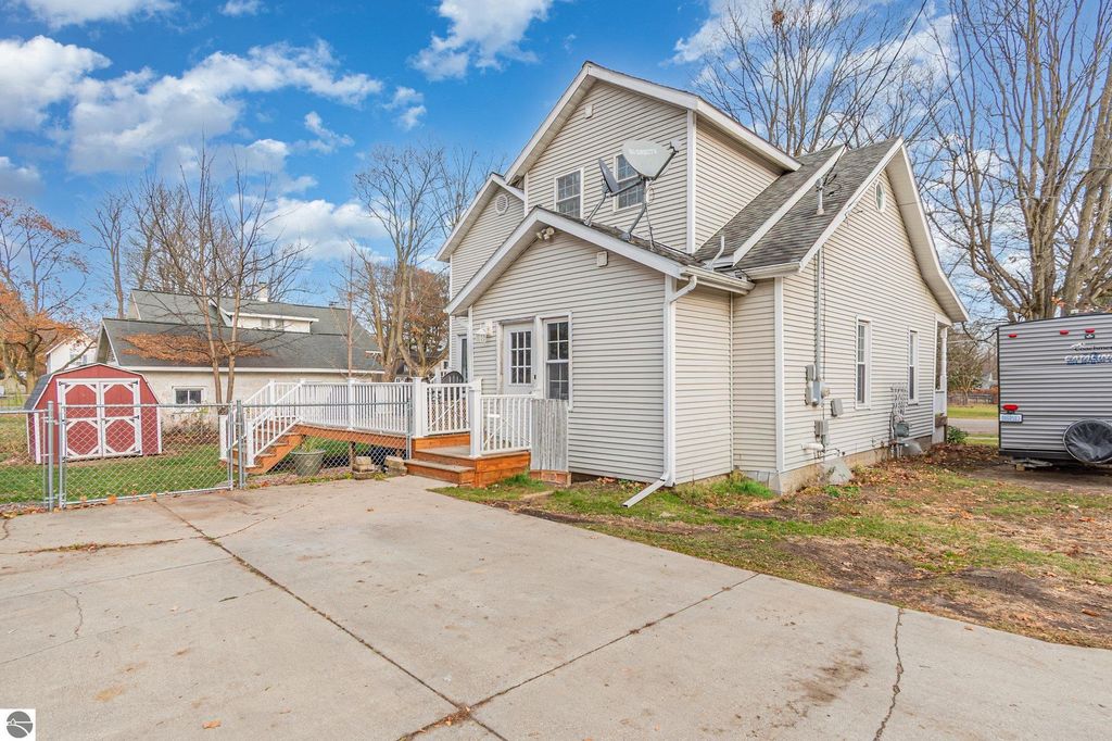 Image 3 of property listing at 105 N 4th Street, Shepherd, MI 48883