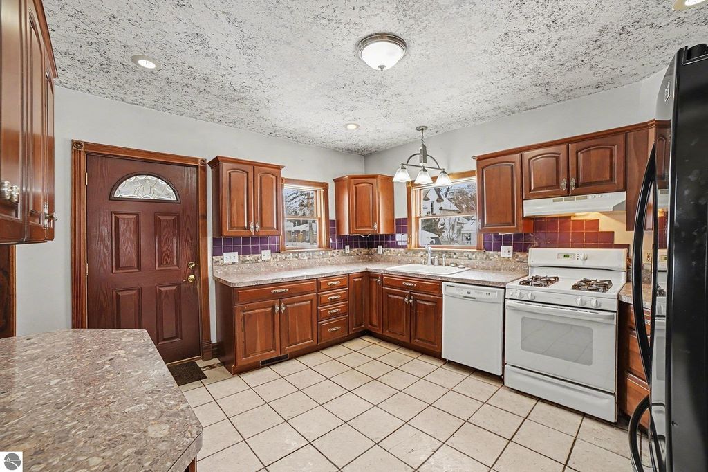 Image 5 of property listing at 105 N 4th Street, Shepherd, MI 48883