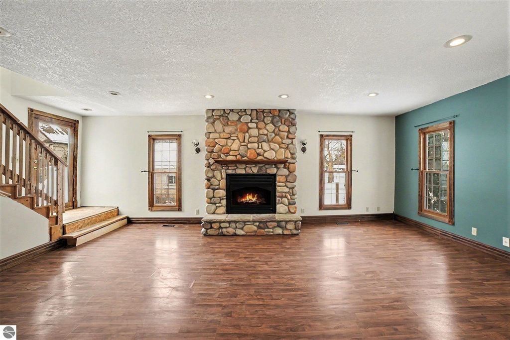 Image 8 of property listing at 105 N 4th Street, Shepherd, MI 48883