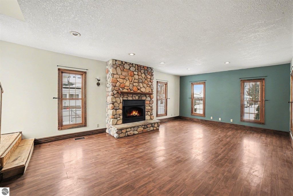 Image 9 of property listing at 105 N 4th Street, Shepherd, MI 48883