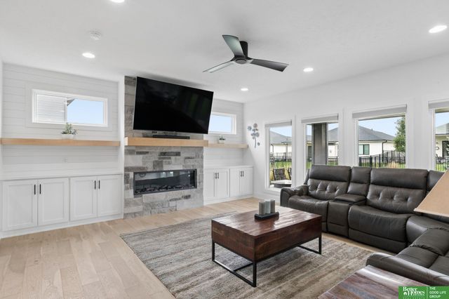 20817 Hartman Avenue, Elkhorn, NE 68022