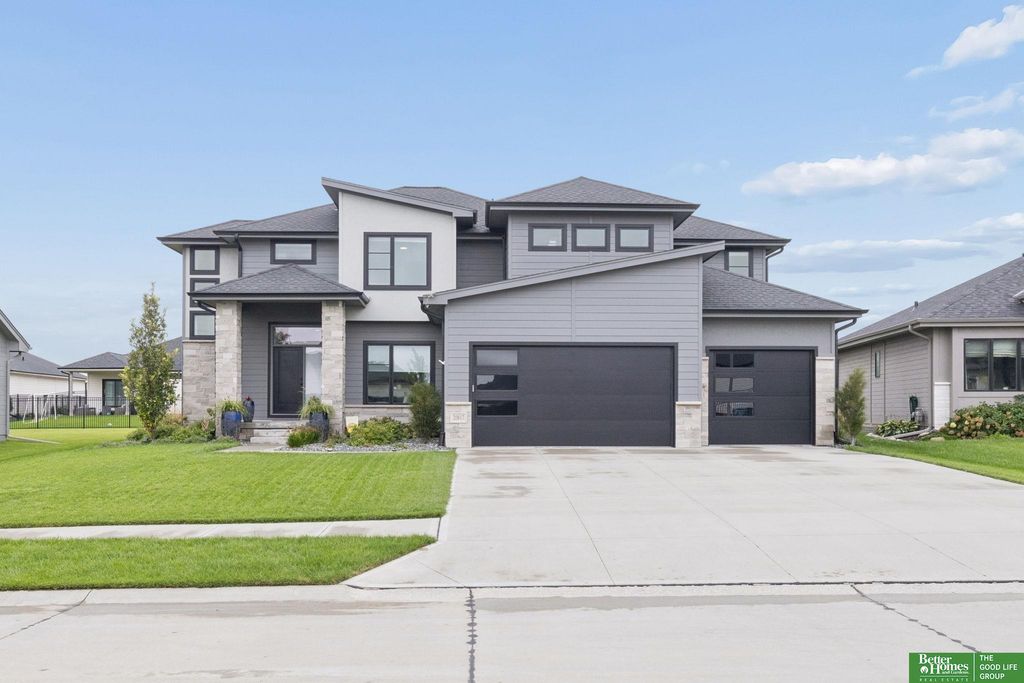 20817 Hartman Avenue, Elkhorn, NE 68022