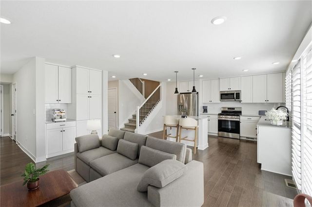 3727 SW Clayton Place, Lee's Summit, MO 64082