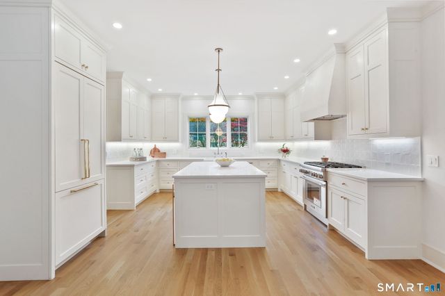 15 Barton Road, Fairfield, CT 06824