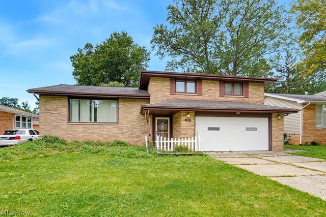 2207 Oaklawn Drive, Parma, OH 44134