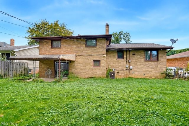 2207 Oaklawn Drive, Parma, OH 44134