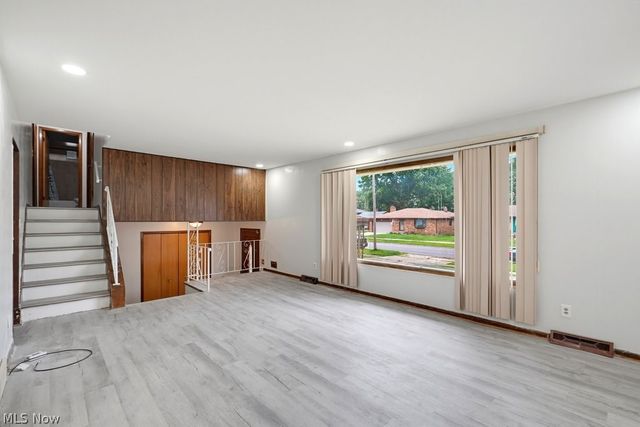 2207 Oaklawn Drive, Parma, OH 44134
