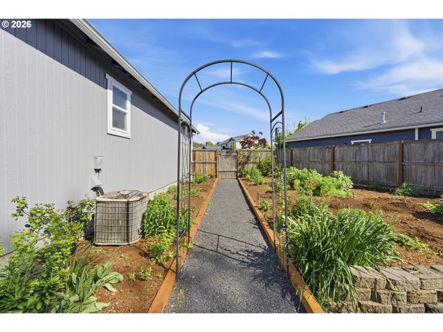 1798 S 57TH Pl, Springfield, OR 97478