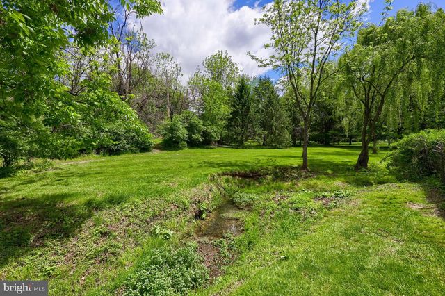 2105 SOUTHBROOK DR, York, PA 17403