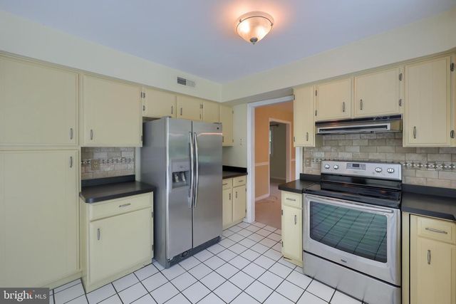 2105 SOUTHBROOK DR, York, PA 17403