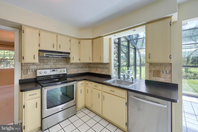 2105 SOUTHBROOK DR, York, PA 17403
