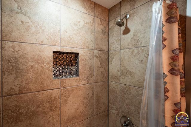 6616 NW Rochester RD, Topeka, KS 66617