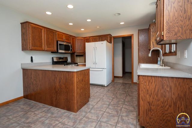 6616 NW Rochester RD, Topeka, KS 66617