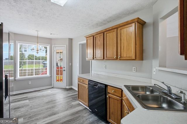 8039 Mustang Lane, Riverdale, GA 30274
