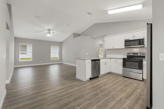 225 12th Street SW, Vero Beach, FL 32962