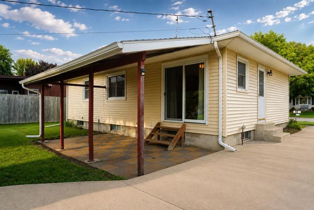 525 Helmet Avenue, Waterloo, IA 50703