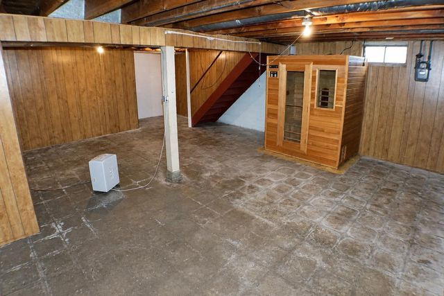 525 Helmet Avenue, Waterloo, IA 50703