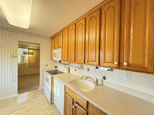 1801 Holly Walk, Poughkeepsie, NY 12603