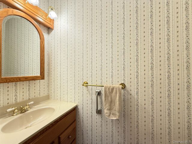 1801 Holly Walk, Poughkeepsie, NY 12603