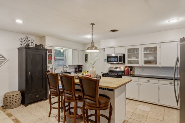 2367 Rockyglen Drive, Dallas, TX 75228