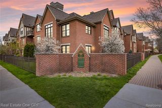 12 Pointe Park Place, Grosse Pointe Park, MI 48230