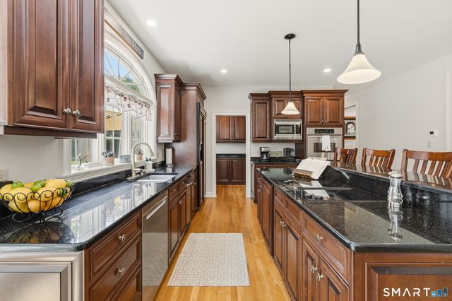 14 Bittersweet Way, Stonington, CT 06378